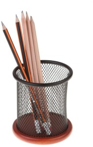 Przybornik kubek okrągły B3341 czarny z siatki metalowej z podstawką drewnianą, NET